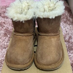 Ugg Bailey mini Kids Boots size 6